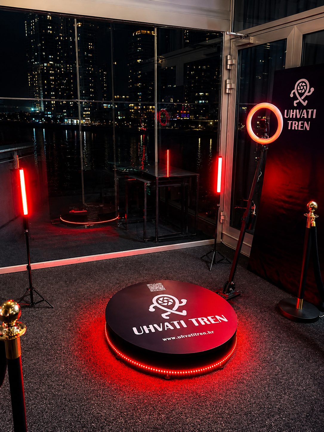 360 photo booth s crvenim LED osvjetljenjem na proslavi