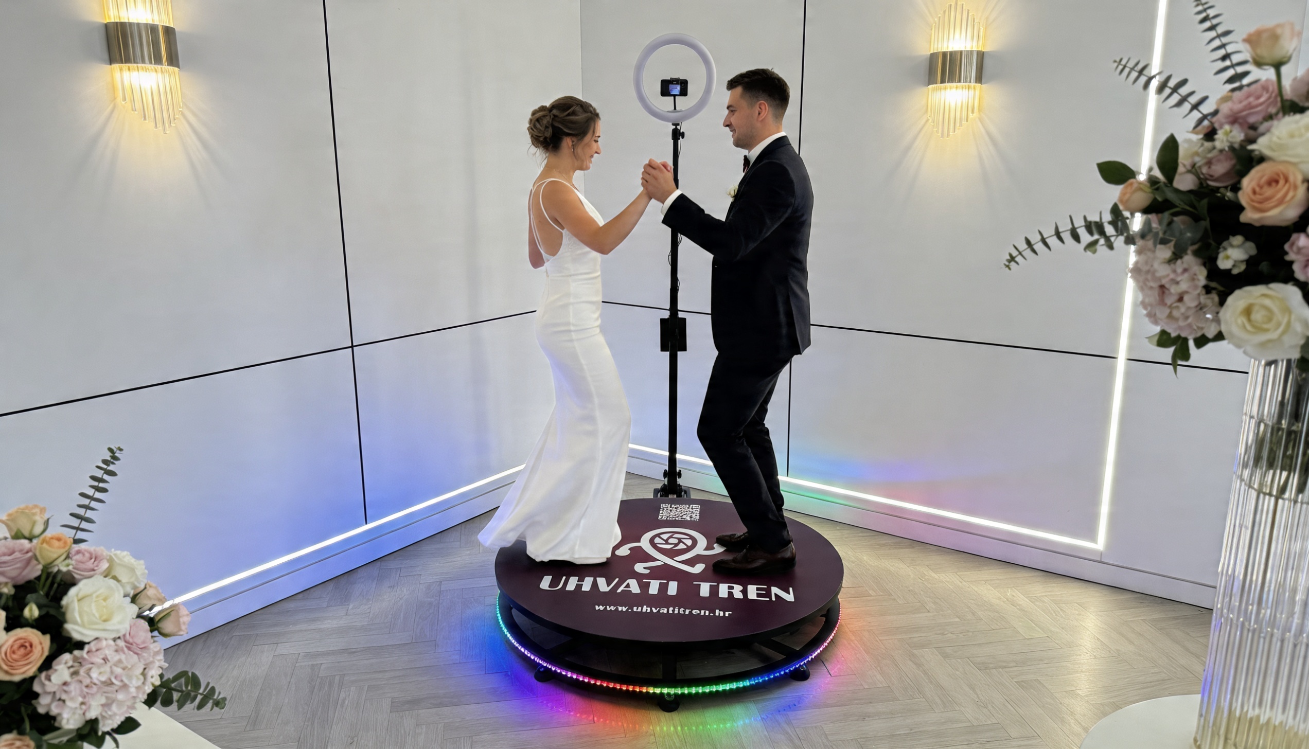 Bride and groom on a 360 Photo Booth platform in Velika Gorica