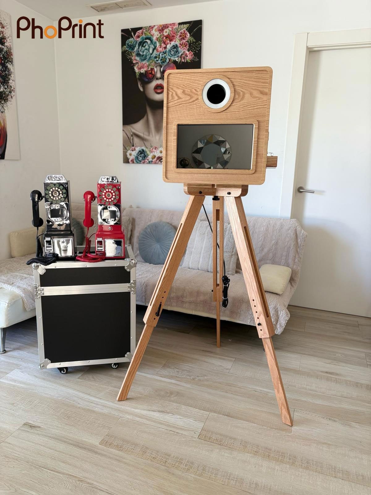 Najam vintage drvenog photo bootha s DSLR kamerom na vjenčanju