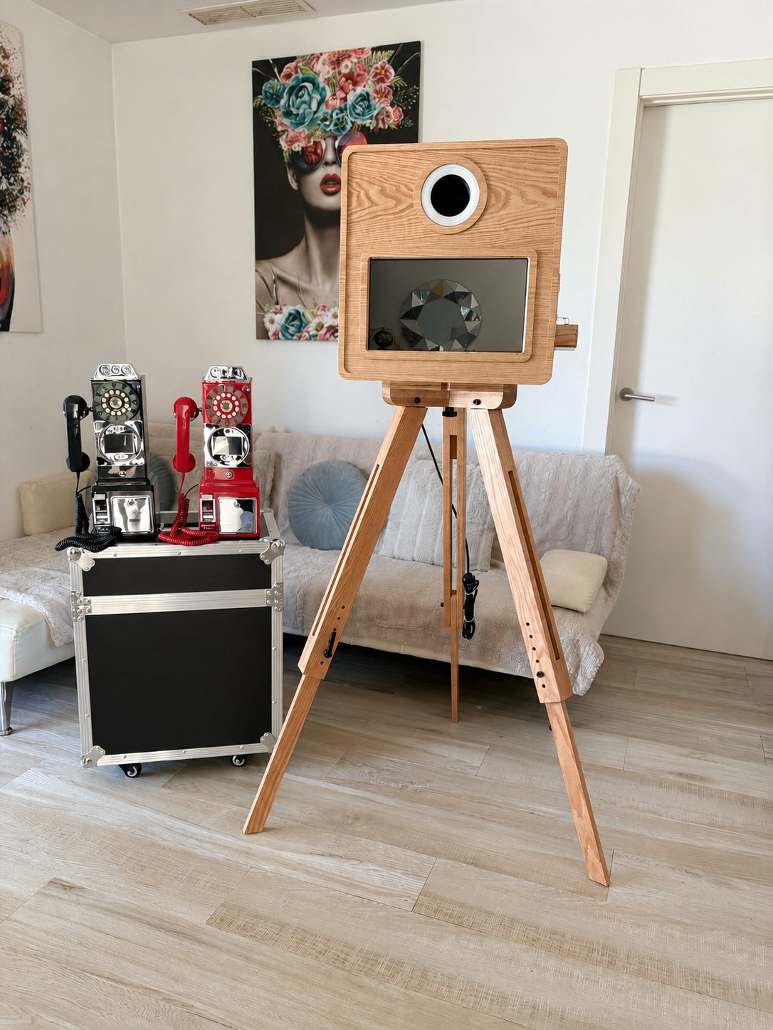 Vintage drveni photo booth s DSLR kamerom